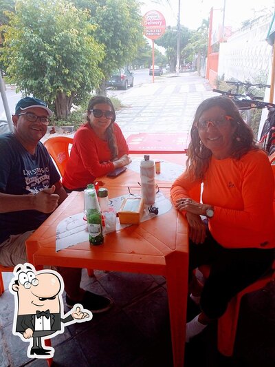 Sente em uma das mesas no Restaurante Skina do Bode