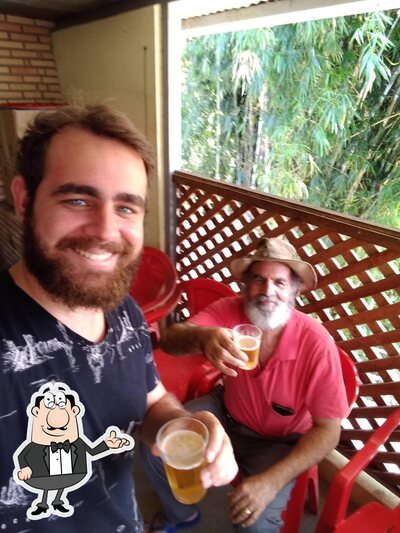 Sente em uma das mesas no Bar do Thiago