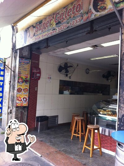 Sente em uma das mesas no Super Galeto