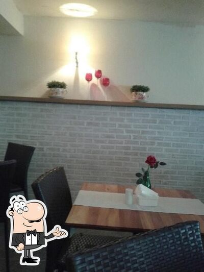 Sente em uma das mesas no Restaurante Philó