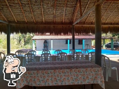 Sente em uma das mesas no Balneário Maldivas