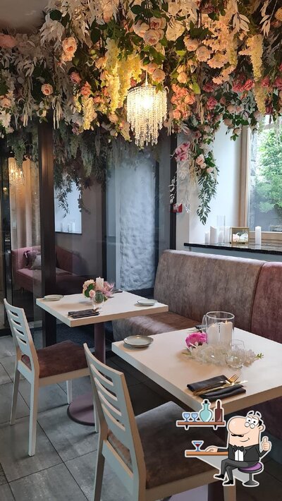 Installez-vous à l'une des tables de Fifii