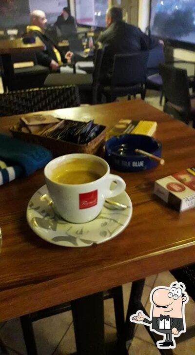 Installez-vous à l'une des tables de Caffe Bar Semafor