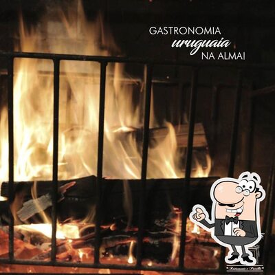 Sente em uma das mesas no La Invernada - Restaurante Pelotas RS