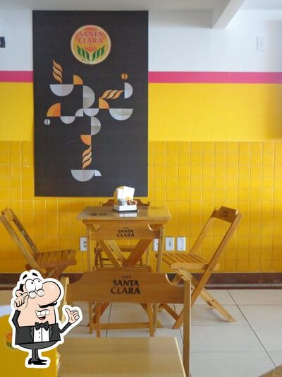 Sente em uma das mesas no Paladars