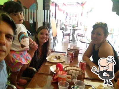 Sente em uma das mesas no Magazzino