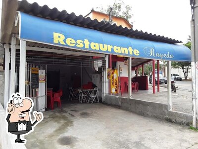 Sente em uma das mesas no Restaurante Rayeda