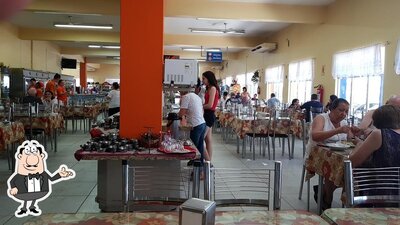 Sente em uma das mesas no Restaurante e Hotel Coqueiro