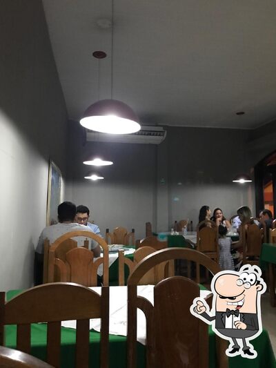 Sente em uma das mesas no Italian Massas