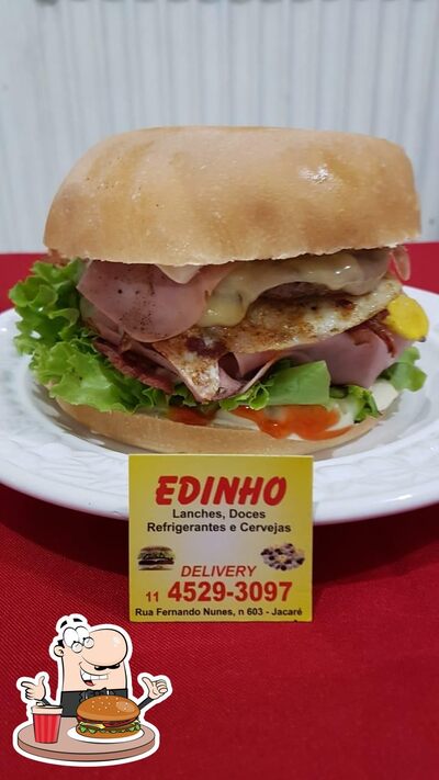 Edinho Lanches e Doces provê uma seleção de opções para os amantes dos hambúrgueres