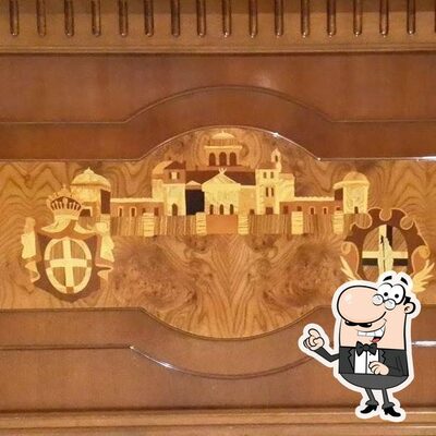 Puoi goderti l'aria fresca da seduto all'esterno di Caffè Carlo Alberto