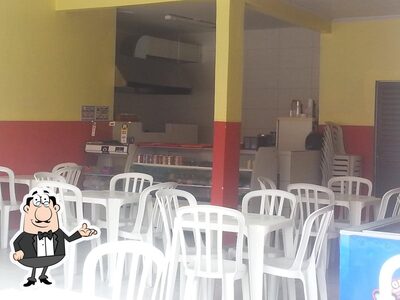 Sente em uma das mesas no Master Bomba