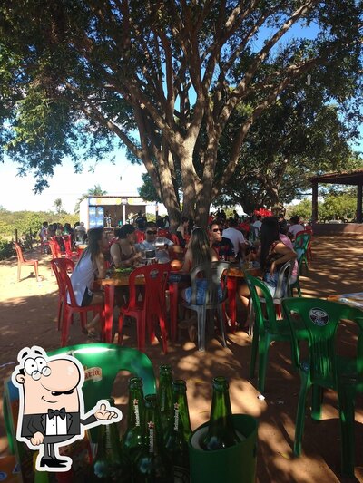 Sente em uma das mesas no Nas Alturas Restaurante e Chalés