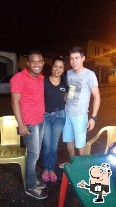 Sente em uma das mesas no Lanche da Morena