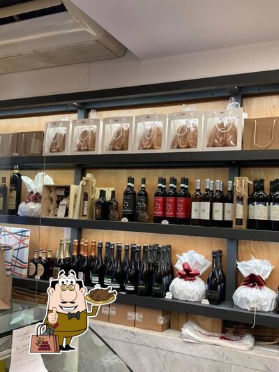 Degusta un bicchiere di vino al caffè bar Velia Pasticceria