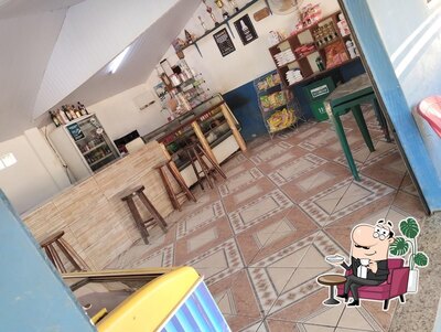 Sente em uma das mesas no Bar do bilica