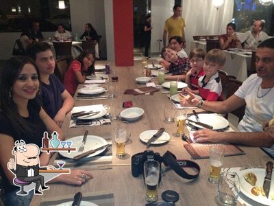 Sente em uma das mesas no Assador Restaurante