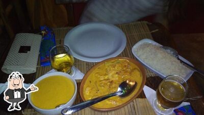 Sente em uma das mesas no Manzuá Gourment