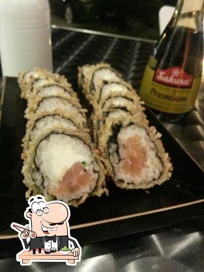 Rolos de sushi são servidos no Nakami