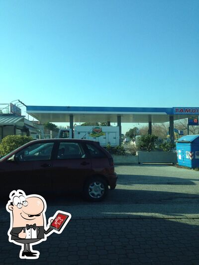 Curiosa tra l'area esterna di Tamoil