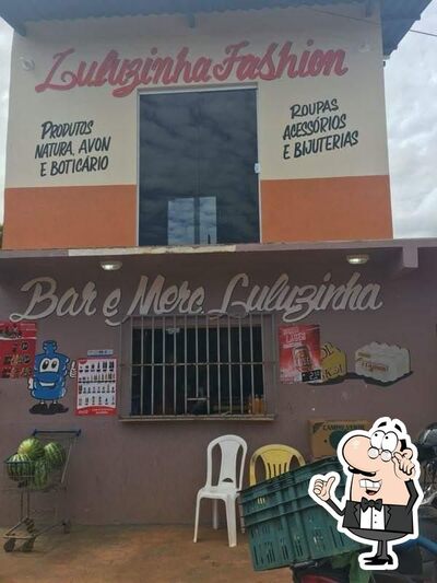 Sente em uma das mesas no Bar e Mercearia luluzinha