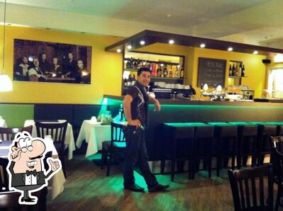 Installez-vous à l'une des tables de Crown Pizza