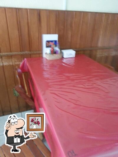 Sente em uma das mesas no Jericocó Carne De Sol