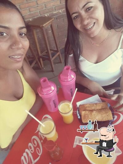 Sente em uma das mesas no Pastelaria Takamiya