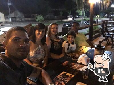 Sente em uma das mesas no Villa