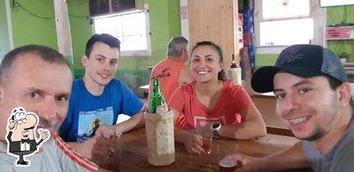 Sente em uma das mesas no Trevo Fest