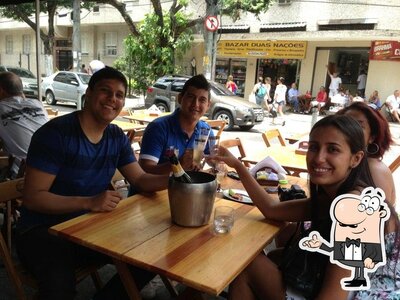 Sente em uma das mesas no Café e Bar Columbia