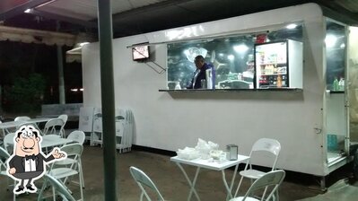 Sente em uma das mesas no Minguinho Auto Lanche