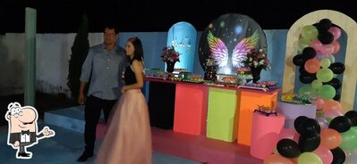 Sente em uma das mesas no Arena BLUE