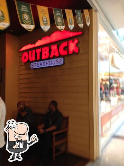 Sente em uma das mesas no Outback Steakhouse - Shopping Pátio Savassi