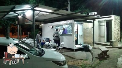 Sente em uma das mesas no Minguinho Auto Lanche