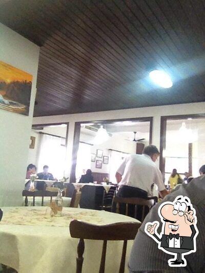 Sente em uma das mesas no Paromas Restaurante Choperia e Pizzaria
