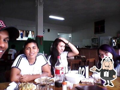 Sente em uma das mesas no Restaurante Tomodati