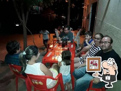 Sente em uma das mesas no O PONTO Do PEIXE