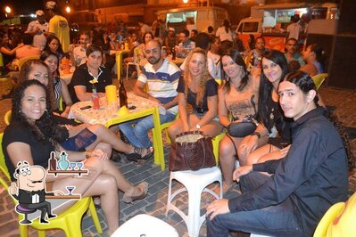 Sente em uma das mesas no Carninha na Vara