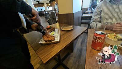 Sente em uma das mesas no Lanchonete Churrascaria Colombo