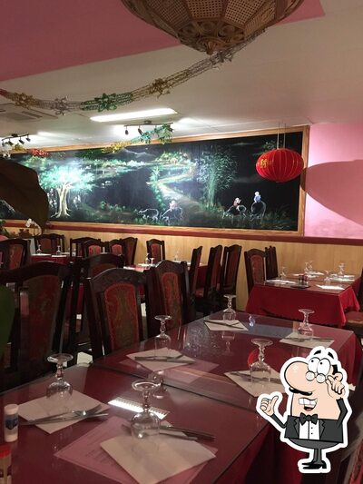 Installez-vous à l'une des tables de Asia Restaurant Buffet A Volonte