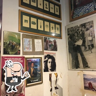 Installez-vous à l'une des tables de Il Vinaietto