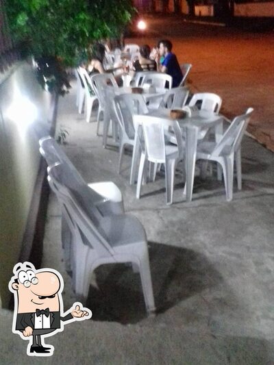 Sente em uma das mesas no Tenda do Peixe