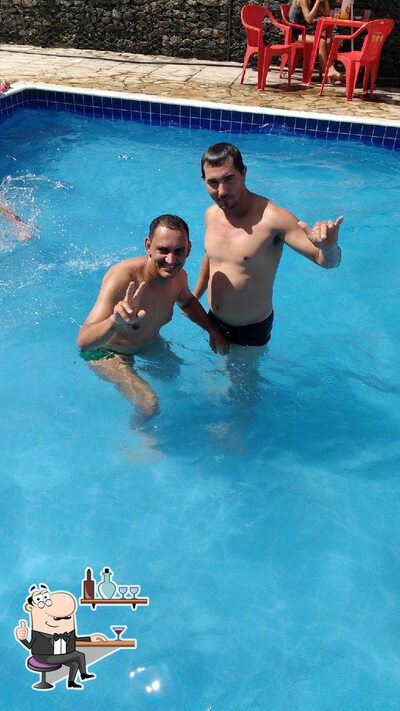 Sente em uma das mesas no Neuzas Bar E Pizzaria