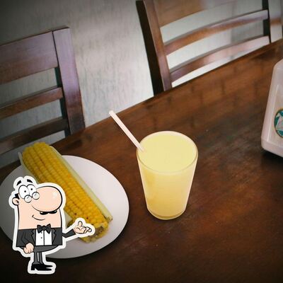 Sente em uma das mesas no Recanto da Pamonha