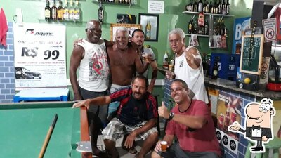 Sente em uma das mesas no Bar do Marreco