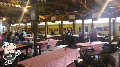 Sente em uma das mesas no Galpão Tropeiro