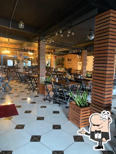 Sente em uma das mesas no Fala Belo