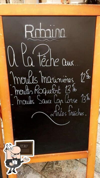 Essayez les plats du jour affichés sur le tableau