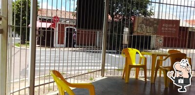 Sente em uma das mesas no Bar do Du